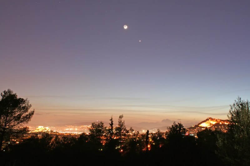 La luna terreste y Venus en cielo griego. Imagen tomada: / Earth's moon and Venus over Greece. Image from: greeksky.gr