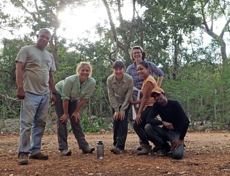 From left to right, the summer 2015 team: Juan Almonte (Natural History Museum Santo Domingo), Alexis Mychajliw (Stanford University), Laura Gibson (Stanford University), Siobhán Cooke (Johns Hopkins University), Caridad Nova (UASD), Gerson Feliz (Grupo Jaragua).