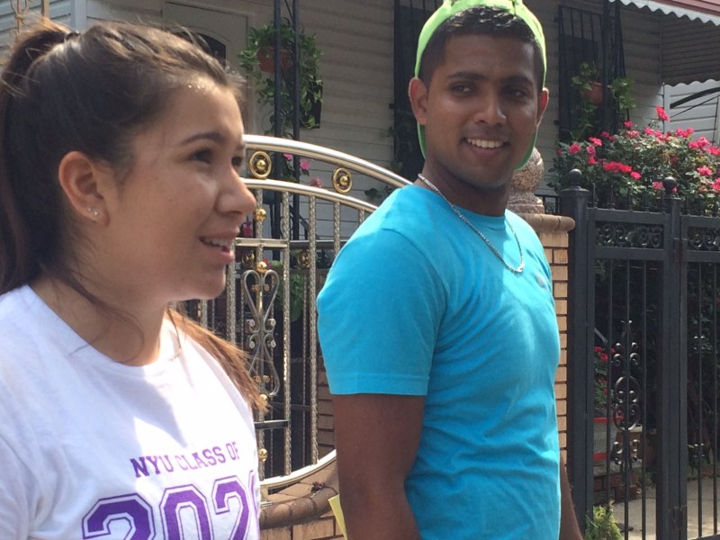 Hamza (derecha) coordinó un grupo de 32 estudiantes durante la jornada.