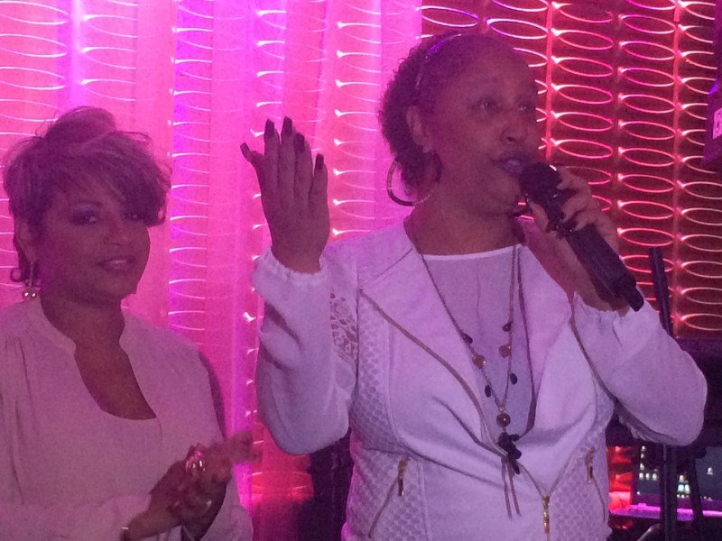 Krailes Flores, directora de Extensiones para el alma, acompaña a una de las beneficiadas del programa Pink Change, Ana Cynthia Ávila.