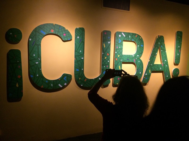 Encuentras la religiosidad popular, el arte cubano, los equipos de béisbol invernal y su relación con la naturaleza en la primera exposición bilingüe del AMNH.