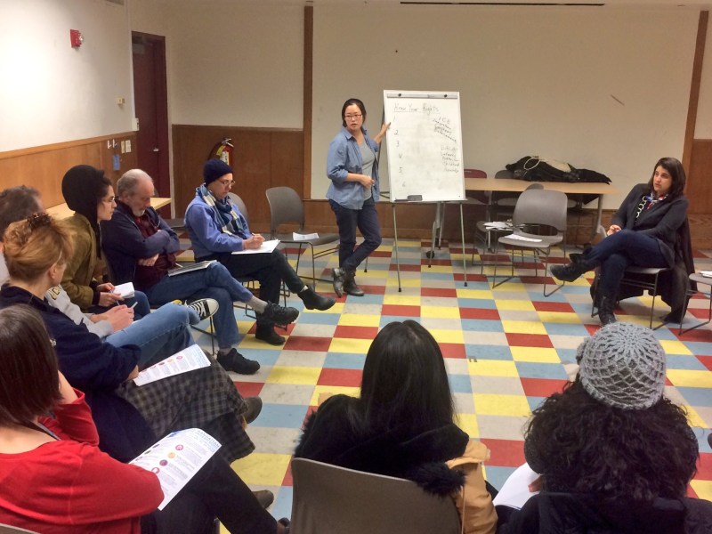 Tereza Lee, pionera del movimiento DACA, lideró una lluvia de ideas para apoyar a los inmigrantes del Alto Manhattan en el taller del 8 de enero de 2017.